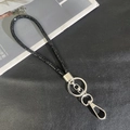 Détail de la dragonne de luxe en strass noirs avec fermoir pivotant en métal argenté - Style Bracelet / Noir