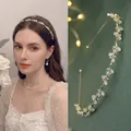 Dettaglio del cerchietto floreale con foglie di opale e strass indossato da modella - Foglia Di Campanello A Vento Occhio Di Gatto Premium