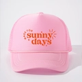 Casquette trucker rose avec imprimé sunny days et maille respirante sur fond blanc - Tout Rose