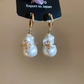 Detalle de pendientes chapados en oro de 18k con perlas barrocas y lazos de cristal - Lazo Hebilla de Oreja de Perla Irregular / Blanco (Bañado en Oro de 18K)