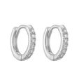 Detalle de pendientes de aro plateados con una fila de circonitas brillantes en micro-pavé - 12mm (1 Par) / Oro Blanco
