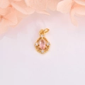 Détail d'un pendentif doré évidé avec pierre rose en forme de larme et micro-pavé - Or avec zircone rose