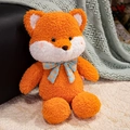 Adorabile volpe di peluche arancione con papillon a quadri seduta su un tappeto - Volpe / 30cm