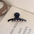 Grande pince à cheveux en acétate noir et blanc avec finition contrastée et logo - Modèle Double Face / 7.8 cm / Extérieur Noir Intérieur Blanc
