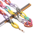 Bunte Brillenette aus ovalen Acrylgliedern mit goldenen Clips auf weißem Notizbuch - GB125-Süßigkeiten Mischfarbe