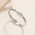 Zilveren roestvrijstalen armband met paardenbitgesp en fonkelende kristalaccenten - Riemgesp Stijl / Staalkleur