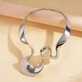 Vista detallada del collar de metal líquido plateado con diseño retorcido único - Plateado