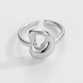 Vista macro di un anello regolabile argento con forma stilizzata della lettera D - Lettera D