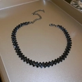 Λεπτομέρεια μαύρου choker με στρας και κούμπωμα καβουράκι σε χρυσό δίσκο - Στυλ Κυματιστό Τσόκερ με Στρας (67#) / Μονό Τεμάχιο / Μαύρο