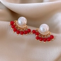 Boucles d'oreilles élégantes à pampilles rouges et perles blanches sur satin de couleur champagne - Style Pompon Perle Or Rouge avec Tige en Argent (77#)