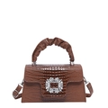 Borsa marrone in pelle goffrata coccodrillo con fibbia di cristallo e manico increspato - Marrone