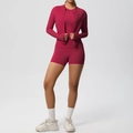 Ensemble de yoga 3 pièces magenta avec veste zippée, haut et short taille haute - Carmin