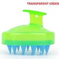 Detalle de las cerdas de silicona y mango ergonómico del cepillo masajeador verde claro - Verde Transparente