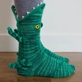Kreative 3D-Stricksocken im Krokodil-Design mit grünen Gliedmaßen und Knopfaugen - Krokodil-Standard