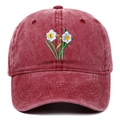 Dettaglio del cappellino vintage in cotone lavato con ricamo di fiori di narciso - Borgogna