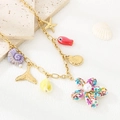 Detail van gouden titanium halsketting met zeeschelp zeester hangers en parel - Kleurrijke Bloem Schelp Multi-Charm Ketting (KN296040-SXSJ)