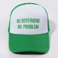 Groen-witte truckerpet met No Boyfriend No Problem print voor stijlvolle buitenactiviteit - Eén maat / Groen