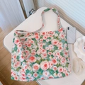 Détail du motif de roses peintes à l'huile et de l'étiquette sur le grand sac en toile - Fond Vert Rose Rouge
