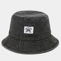Detail eines grauen Anglerhuts aus gewaschenem Denim mit Brooklyn New York Stoffaufnäher - M (56-58cm) / Schwarz