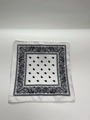 Bandana quadrata bianca con motivi paisley neri stesa in piano con bordi orlati - Laccio sottogola bianco / Fazzoletto quadrato bianco 16 cm