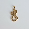 Gros plan du pendentif lettre E en acier inoxydable poli or 18K avec boucle de suspension - Pendentif uniquement / Pendentif E