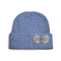 Détail d'un bonnet en tricot bleu avec un nœud en strass étincelant sur le revers plié - Nœud à Strass / Bleu
