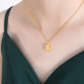 Collana vintage in titanio placcato oro 18k con ciondolo a goccia in zircone su modella - 40+5cm / P428-Goccia d'Acqua Dorata