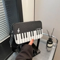 Modische 2025 Umhängetasche im Klaviertasten-Design mit I Love Music Aufdruck - Schwarz