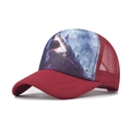 Detalle macro de la gorra trucker granate con estampado realista de gran tiburón blanco - Tiburón