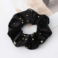 Dettaglio di scrunchie in velluto nero con stelle dorate e morbide pieghe - Piccolo / Nero con stelle dorate