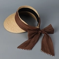 Dettaglio della visiera in paglia con fiocco marrone scuro e ciondoli in finta perla - M (56-58cm) / caffè