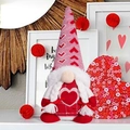 Dettaglio dello gnomo di San Valentino con cappello a cuori e trecce bianche - Stile Donna