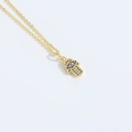 Collier Main de Fatma dorée avec pierres de zircone colorées sur fond blanc - Main de Hamsa