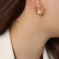 Élégante boucle d'oreille cœur dorée avec perle blanche et détails en cristal brillant - Or Jaune