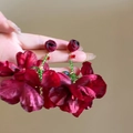 Elegante tiefrote Stoffblumen-Ohrringe mit grünen Perlen und Schichten von Rosenblättern - 5# Silbernadel - Rot
