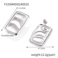 Vue détaillée de boucles d'oreilles rectangulaires concaves en acier titane de 3,0 cm - Argenté
