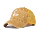 Dettaglio del cappello trucker giallo lavato con retro a rete e ricamo invecchiato - Regolabile / IDK Giallo