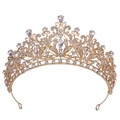 Dettaglio macro della corona da sposa dorata di lusso con motivi floreali di cristallo - Oro KC Strass Bianchi