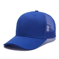 Detailansicht der königsblauen Mesh-Basecap mit atmungsaktiven Panels und Baumwollschirm - Verstellbar / Blau