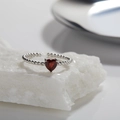 Detailansicht eines herzförmigen Granats auf S925 Sterlingsilber-Ring mit Twist-Design - Natürlicher Granat Silber