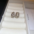 Orecchini a doppio cerchio argento con zirconi cubici su vassoio di velluto beige - Argento