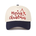 Detail der roten Merry Christmas Stickerei und des Baumes auf der Trucker Baseballkappe - Marineblau
