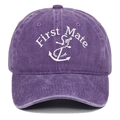Gros plan de la broderie First Mate blanche sur une casquette en coton violet délavé - Violet