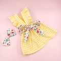 Detalle del vestido para perro de cuadros amarillos con lazo floral y accesorio para el pelo - XS / Cuadros Amarillos Con Floral