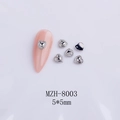 Vista macro di ciondoli per unghie a cuore 3D in argento con strass, 5x5mm su unghia - Stile Cuore con Micro Strass Argento (8003)
