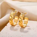 Modische goldene C-förmige Creolen mit strukturierter geometrischer Wellenform für Damen - E3417G-Gold Gestepptes Geflecht C-Form