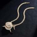 Detail van gouden Cubaanse tennisketting met haaienhanger bezet met strassteentjes - Gouden Haai Hanger met Cubaanse Ketting