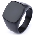 Vista de detalle a 45 grados de un anillo de sello cuadrado negro mate para hombre en acero - US 7 / Negro mate