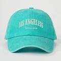 Détail de la broderie blanche LOS ANGELES sur la casquette en coton lavé vert menthe - Bleu lac