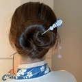 Spilla per capelli con fiore argento, petali blu e nappe di perle per acconciature - Stile Farfalla Blu Occhio di Gatto